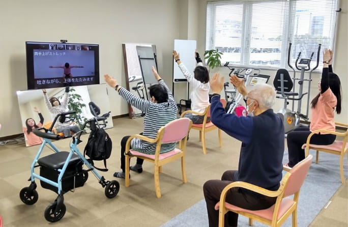 動画を見ながら運動する様子